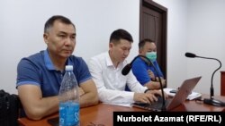 Равшан Джеенбеков (слева) в суде, 5 августа 2021 г.