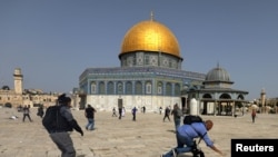 Conflictul din Ierusalim între poliția israeliană și manifestanții palestinieni continuă de ziua Ierusalimului. Bilanțul actual al răniților este estimat la aproximativ 300. 