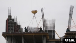 Ukraine -- builders at the work, Kyiv, Feb 2008