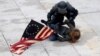 Un polițist arestează o demonstrantă pro-Trump în timpul violențelor declanșate de suporterii președintelui perdant la clădirea Capitoliului, Washington, 6 ianuarie 2021