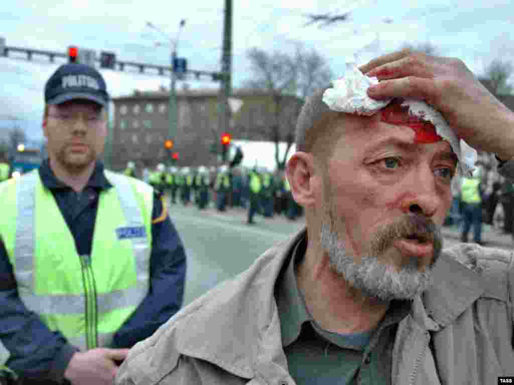 Традиция «голосования за соседей» на «Евровидении» иногда оборачивается странными явлениями. В 2007 году пророссийские силы устроили беспорядки и бунты в столице Эстонии Таллинне - из-за переноса памятника советскому солдату с троллейбусной остановки в городе на военный мемориал на кладбище. А уже через пару недель Эстония дала России максимальные 12 баллов во время голосования на «Евровидении». 
