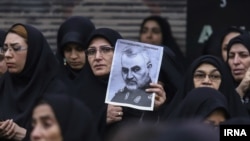 د ایران دولتي ټلویزیون په ژوندۍ بڼه په احواز او مشهد ښارونو کې د ګڼ شمېر ویرکوونکو په منځ کې د سلیماني تابوت وښود چې د ایران په بیرغ پوښل شوی و.