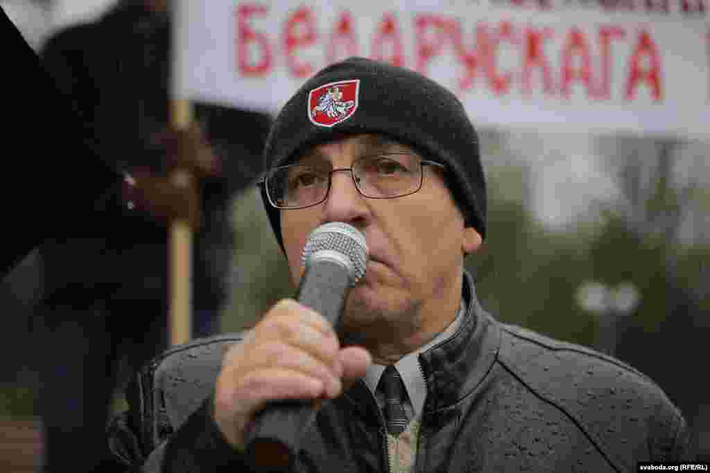 Кіраўнік Грамадзкай дырэкцыі Народнага мэмарыялу Алесь Чахольскі, шматгагоды руплівец Курапатаў, адзін з арганізатараў акцый і талокаў, каардынатар вырабу крыжоў для мэмарыялу.