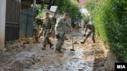 Архивска фотографија: АРМ ангажирана за помош на погодените од поплавите во Стајковци во август 2016 година