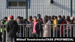 Moskwanyň migrasiýa merkezinde adamlar nobata durýarlar.