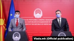 Владините портпароли Душко Арсовски и Муамет Хоџа