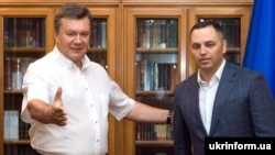 Тодішній президент України Віктор Янукович (ліворуч) і тодішній заступник голови Адміністрації президента Андрій Портнов. Крим, 2 серпня 2010 року