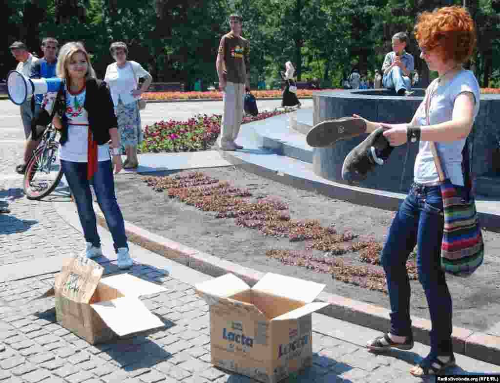 Біля пам'ятника поету активісти запропонували всім бажаючим зняти з себе взуття і відправити їх до Верховної Ради