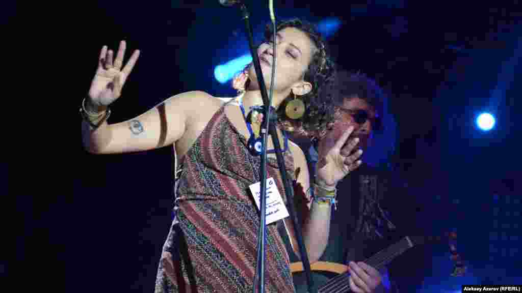 Турецкая группа Baba Zula (основана 20 лет назад) – не новичок на фестивале The Spirit оf Tengri, на который она приезжает третий год подряд. Эта группа часто исполняет психоделическую музыку с элементами фольклорного звучания. Может, поэтому ее выступление было последним в программе первого дня фестиваля.