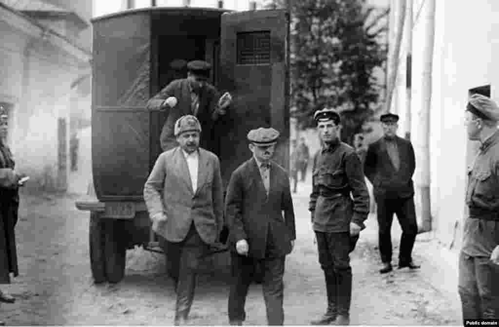 Подсудимые А. Б. Башкин, С. А. Бабенко, С. Е. Чернокнижников по делу о вредителях в угольной промышленности («Шахтинское дело») выходят из автомобиля РГАКФД. Арх. № 2-53804