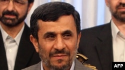 محمود احمدی نژاد می گوید که موضع دولت در برابر حوادث هفته های اخیر علیه اطرافیان او همچنان «سکوت» است.
