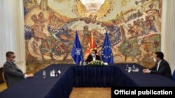 Илустрација - Архивска фотографија од Христијан Мицкоски, Стево Пендаровски и Зоран Заев на лидерска средба во вила Водно