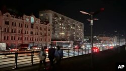Felinarele din capitala ucraineană Kiev sunt stinse, după ce autoritățile au raționalizat aprovizionarea cu curent electric din cauza ataxcurilor rusești asupra infrastructurii energetice a Ucrainei 