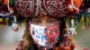 Një indiane me maskë teksa merr pjesë në një festë tradicionale.