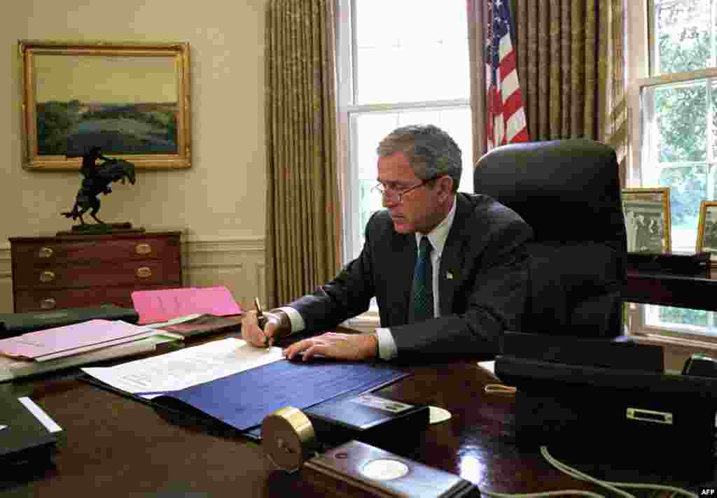 Președintele american George W. Bush semnează un document, pe&nbsp;18 septembrie 2001, la Casa Albă, prin care pune la dispoziția statului New York asistență suplimentară în urma atacurilor teroriste din 11 septembrie 2001. Bush a autorizat o creștere a nivelului de finanțare federală pentru toate categoriile de asistență publică. 