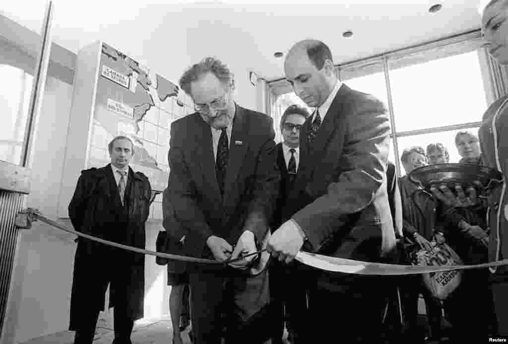Sankt-Peterburqda elektronika mağazasının açılışında. 1993-cü il. 