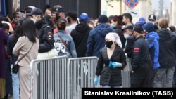 Кыргызстанцы около консульства КР в Москве. Иллюстративное фото. 