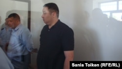 Мұхтар Әблязовтің туыстарына жалған төлқұжат жасады деген айыппен сотталған Жомарт Күшәлиев пен Асылбек Сайфуллин. Атырау, 4 маусым 2013 жыл.