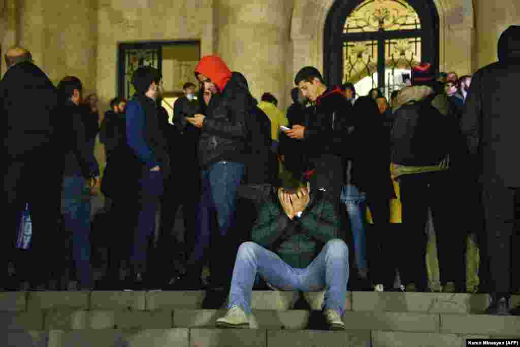 Толпа у здания парламента в Ереване. Протестующие заявили, что почувствовали себя «преданными» из-за решения прекратить боевые действия. В последней войне за Нагорный Карабах погибло более 1 200 армянских солдат.
