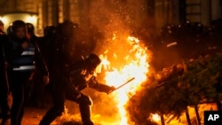 Unii dintre protestatari au dat foc unui aranjament din fața unei clădiri. A fost nevoie de intervența pompierilor în zonă.