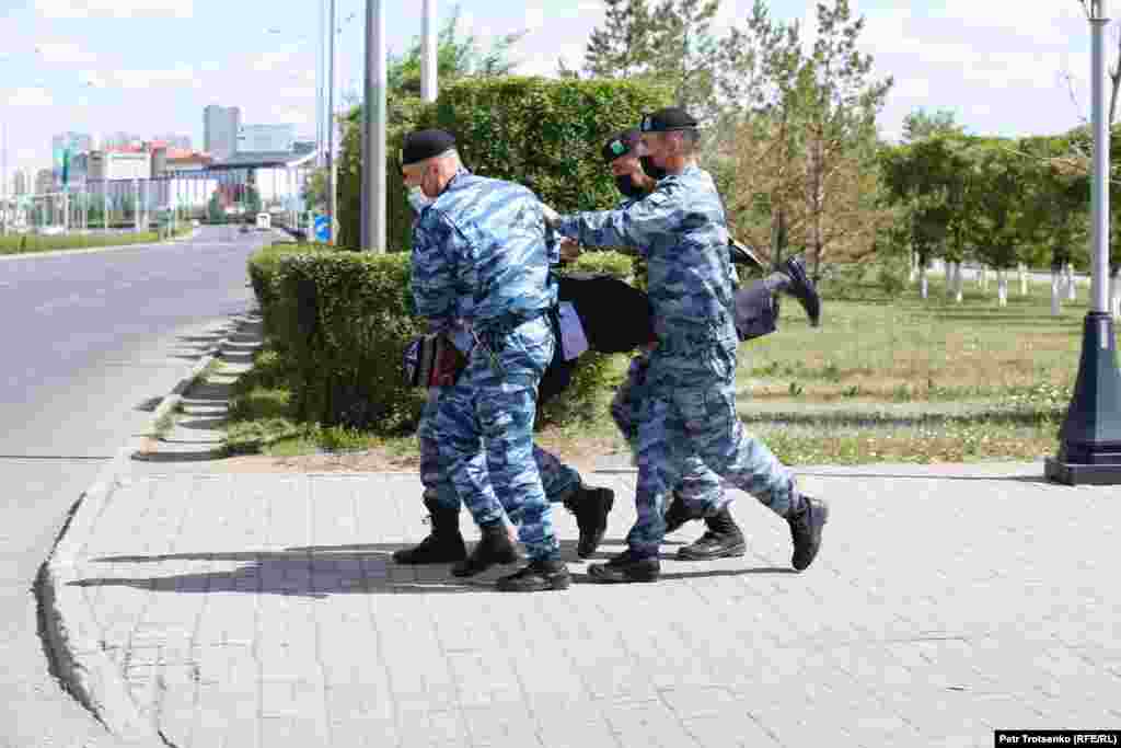 Нұр-Сұлтанда "митинг орнын" полиция темір кедергімен қоршап тастады. Полиция Азаттық тілшісіне алаңның қоршалуы коронавируске қарсы дезинфекциямен байланысты деп айтқан. Бірақ дезинфекция жасаушылардың алаң ішінде ешқандай жұмыс жүргізбеген.
