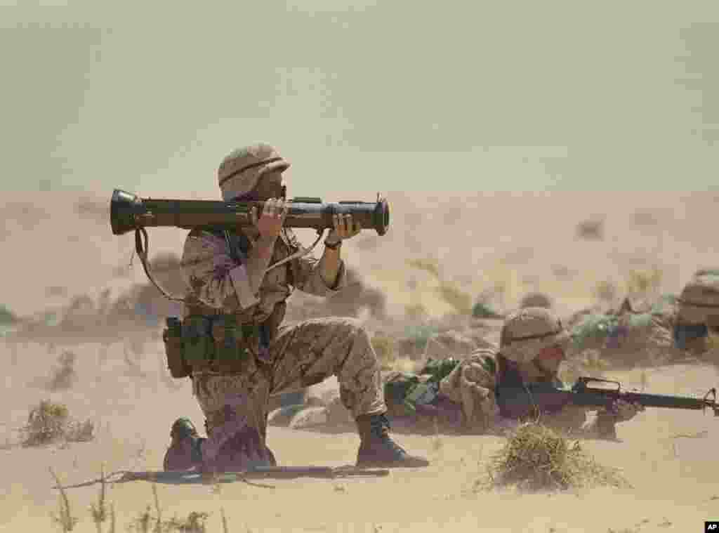 Arme AT4 anti-tanc Tehnicienii militari ucraineni obișnuiesc să adapteze proiectilele din această armă pentru a le transforma în „focoase” în dronele FPV. Lansatorul anti-tanc a fost conceput în Suedia în anii 1970, fiind adoptat de armata SUA în anii 1980. 