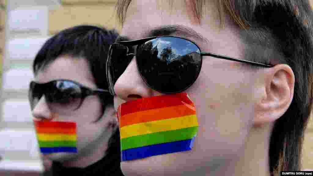 Dve lezbijke iz Moldavije prekrile su usta zastavama duginih boja, tokom protesta u tišini u glavnom gradu Moldavije, zbog toga što su vlasti zabranile javni skup LGBT grupe, 27. april 2000. godine.