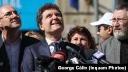 Nicușor Dan (centru) și-a depus dosarul de candidat prezidențial la 7 martie. Un sondaj publicat după 10 zile îi dă prima șansă la scrutin.