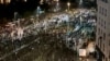 Співробітники служби безпеки Сербії і протестувальники перед будівлею парламенту Сербії, 15 березня 2025 року