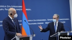 Հունաստանի (ձախիս) և Հայաստանի (աջից) արտաքին գործերի նախարարները հանդես են գալիս համատեղ ասուլիսով