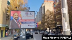 Na izbornim mestima važiće stroge mere zaštite zbog korona virusa (na fotografiji Severna Mitrovica, oblepljena plakatima kandidata Srpske liste)