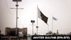 په سپین بولدک کې د پاکستان او طالبانو بیرغونه