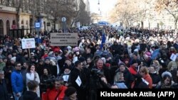 A 2025. február 22-i tüntetés résztvevői a budapesti Nádor utcában