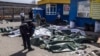  Накриті тіла загиблих після ракетного удару російськими військами по залізничному вокзалі в Краматорську, 8 квітня 2022 року