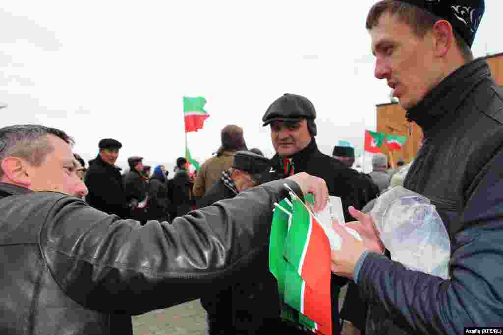 Хәтер көнендә "Азатлык" татар яшьләре берлеге рәисе Наил Нәбиуллин календарлар һәм Татарстан байракчыклары таратты