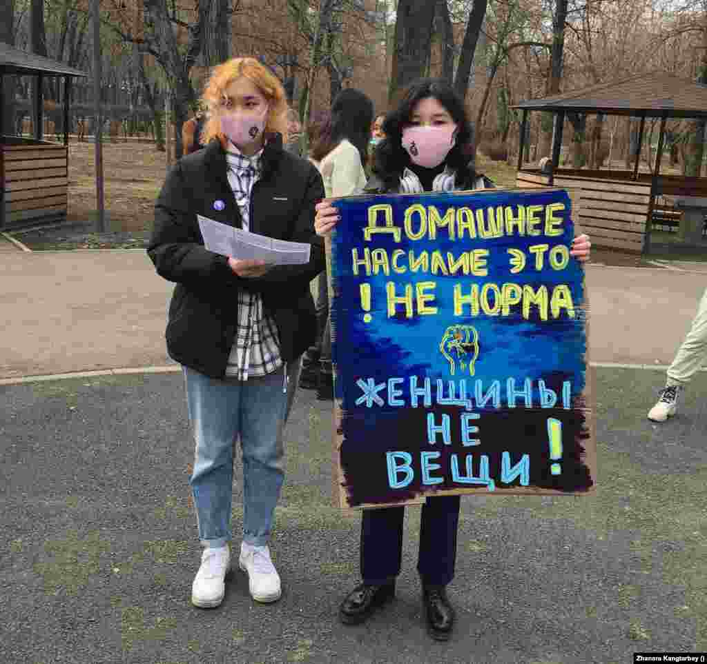 Human Rights Watch мәліметінше, Қазақстан қоғамында "тамырлап кеткен". Халықаралық құқық қорғау ұйымы 2009 жылы қабылданған "Тұрмыстық зорлық-зомбылық туралы" заң адам құқығы бойынша халықаралық стандарттарға сай келмейді деп санайды. Бұл заңда тұрмыстық зорлық-зомбылық қандай да бір заң бұзушылық я қылмыс қатарына енгізілмейді. 