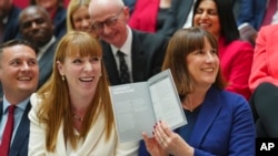 Angela Rayner, lijevo, i Rachel Reeves, desno, 13. juna 2024.