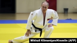 რუსეთის პრეზიდენტი ვლადიმირ პუტინი მონაწილეობს ვარჯიშში რუსეთის ძიუდოს ეროვნული ნაკრების წევრებთან ერთად სოჭში, 2019 წლის 14 თებერვალს.
