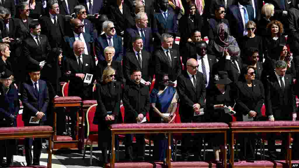 Președintele Ucrainei, Volodimir Zelenski și soția sa, Olena Zelenski, prezenți la funeraliile răposatului Papă Francisc în Piața Sfântul Petru din Vatican.