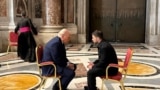 Volodimir Zelenski spune că acordul privind mineralele rare e o consecință directă a întâlnirii cu Donald Trump, de la Roma. Secretarul Trezoreriei SUA, Scott Bessant, și vicepremierul ucrainenan, Iulia Sviridenko, au semnat un acord privind mineralele rare ale Ucrainei. 