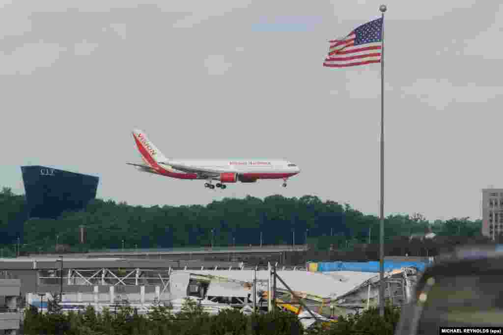 Летот N766VA на Vision Airlines пристигнува на Меѓународниот аеродром во Вашингтон на 9 јули 2010 година. Тој носеше четворица руски државјани кои издржуваа затворска казна за работа како американски разузнавачки агенти.