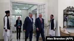 د امریکا بهرنیو چارو وزیر رېکس ټيلرسن له خپل پاکستاني سیال خواجه اصف سره 
