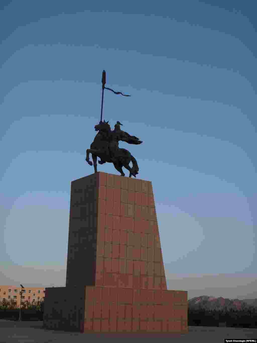 Улуу-Чат шаарындагы Манастын айкели. Кызыл-Суу Кыргыз автоном аймагы, КЭР. 08.07.2014. 