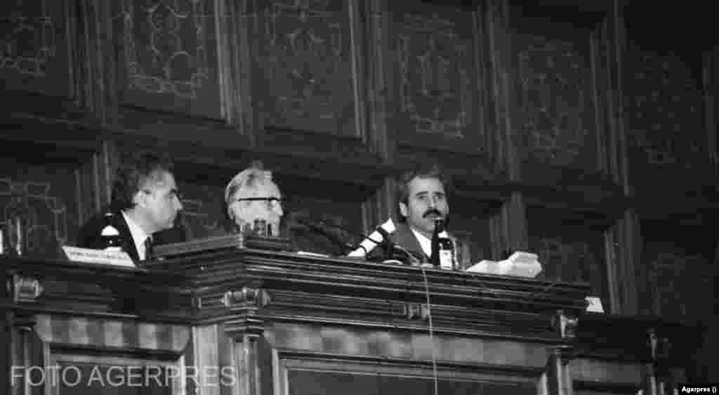 Legislatura 1996-2000 Camera Deputaților - președinte Petre Roman (PD) Senat - președinte Ion Diaconescu (PNȚCD) În imagine, Petre Roman și Ion Diaconescu, la o ședință comună a celor două camere ale Parlamentului, în 1998.