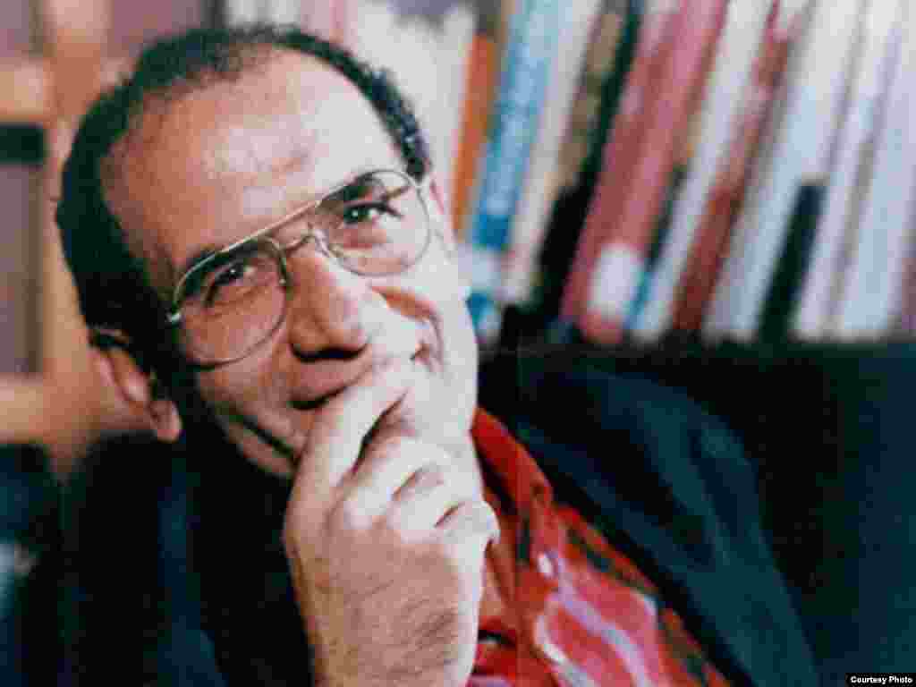 محمد مختاری، نویسنده دگراندیش ایرانی (۱۳۲۱- ۱۳۷۷) - با وجود گذشت ۱۱ سال از قتل محمد مختاری و محمدجعفر پوینده، به دست افرادی که عوامل خودسر وزارت اطلاعات جمهوری اسلامی خوانده شدند، همچنان خواست خانوادههای این دو نویسنده دگر اندیش شناسایی آمران و مسببان اصلی این قتلهاست.