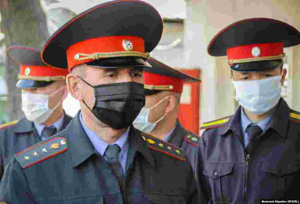 Ош шаарында коопсуздукту көзөмөлдөп жаткан милиция кызматкерлери. 