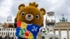 Ariu Albaert, maskota e Euro 2024, duke pozuar me trofeun e Kampionatit Evropian të futbollit, para Portës së Brandenburgut, në Berlin, Gjermani, më 24 prill 2024.