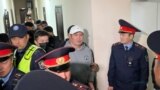 Тилекмат Куреновду соттон алып кетип баратышат. 21-апрель, 2025-жыл. Бишкектин Биринчи май райондук соту 