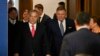 Premierul maghiar, Viktor Orban (cu cravată roșie), și cel slovac, Robert Fico (în stânga lui), sosesc la o conferință de presă la Budapesta, pe 16 ianuarie 2025.