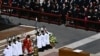 <p>Klerikët luten pranë arkivolit të Papa Françeskut të ndjerë, i mbuluar me librin e ungjijve, gjatë ceremonisë së varrimit në sheshin e Shën Pjetrit në Vatikan.